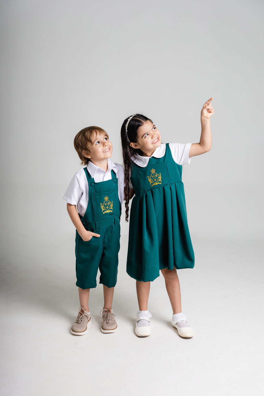 Alunos apontando para o alto
