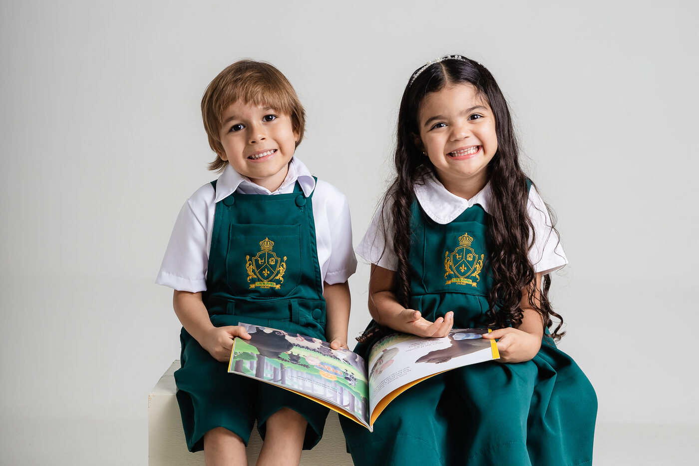 Crianças com livro aberto